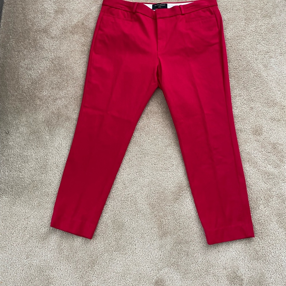 NWOT Banana Republic woman’s magenta Chinos